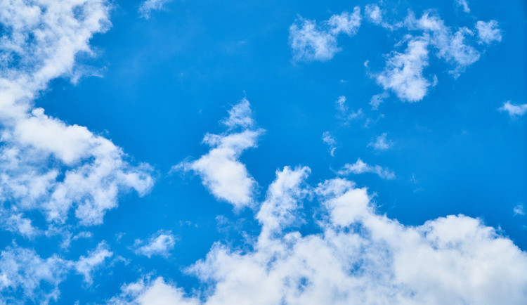 POČASÍ NA ČTVRTEK: Přes den teploty kolem nuly, místy bude až jasná obloha