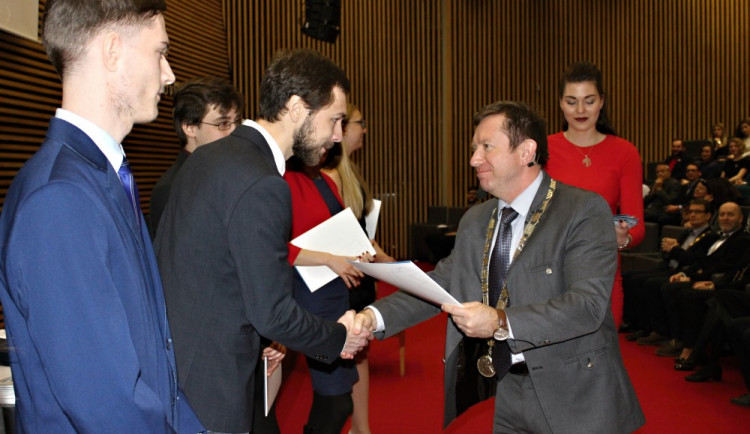 Rektor univerzity udělil 111 ocenění studentům a akademikům