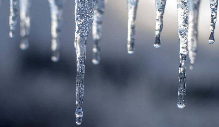 POČASÍ NA PÁTEK: Ojediněle může slabě sněžit, vítr bude oproti včerejšku mírnější