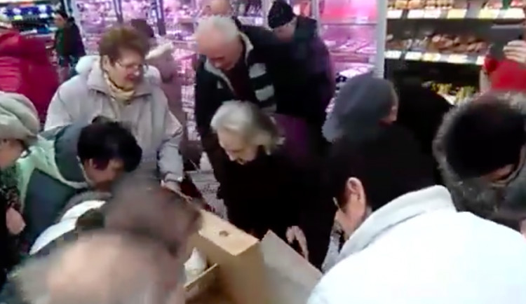 VIDEO: Šedesátiprocentní sleva na kachnu rozpoutala v olomouckém Kauflandu davové šílenství