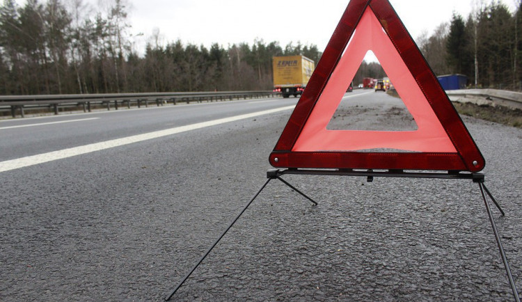 Dálnice z Vyškova na Olomouc je uzavřena, začal tam hořet kamion