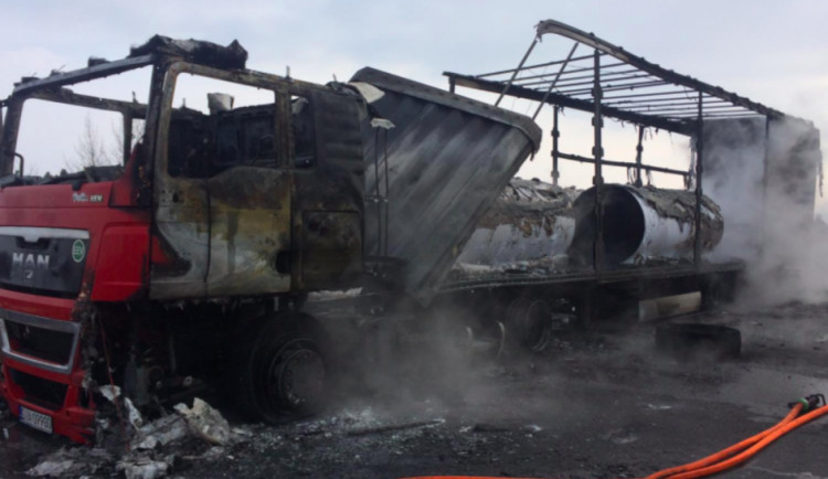 FOTO/VIDEO: Na dálnici z Vyškova na Olomouc hořel odpoledne kamion
