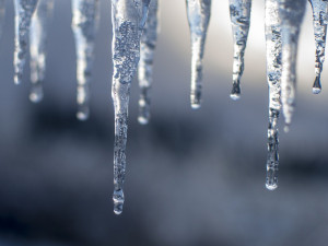 POČASÍ NA PÁTEK: Ojediněle může slabě sněžit, vítr bude oproti včerejšku mírnější