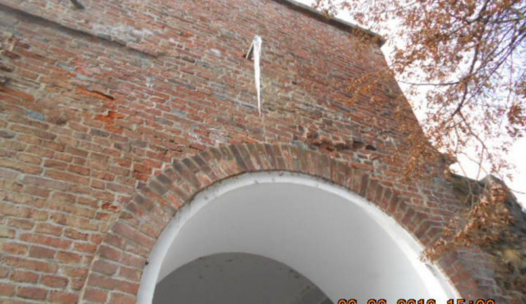 Půlmetrové rampouchy na Terezské bráně ohrožovaly chodce, odstranit je museli hasiči