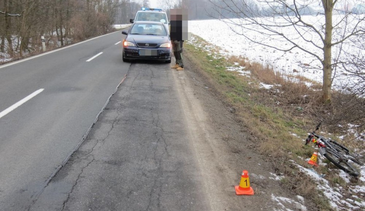 Řidič nákladního auta při předjíždění srazil cyklistku a ujel, pomozte policii v pátrání