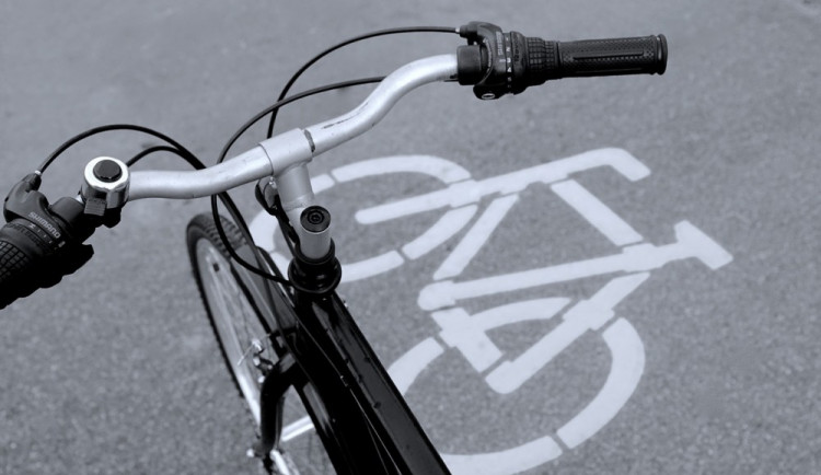 Třiapadesátiletá cyklistka se zranila. Spadla, když ji na kole předjížděl senior