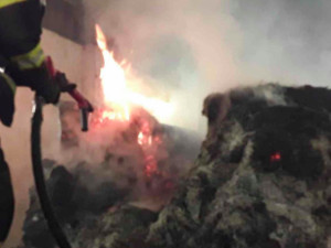 VIDEO: Hasiči se potýkali s požárem linky na výrobu balíků slámy, škoda je milion korun
