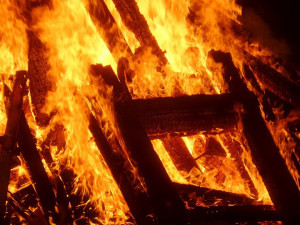 Hasiči likvidovali požár rodinného domu, jeho majitel se při hašení popálil na obličeji