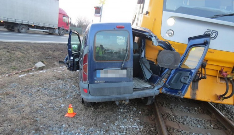 Auto se srazilo s vlakem mezi obcemi Skrbeň a Příkazy. Řidič vjel na přejezd když blikala světla