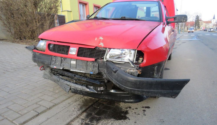 Řidič dostal uprostřed obce mikrospánek, zastavit se mu podařilo až po několika desítkách metrů