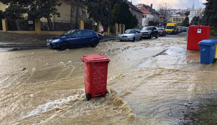 FOTO/VIDEO: Havárie vody na Nové Ulici očima čtenářů