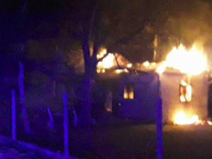 Čtyři jednotky hasičů vyjížděly k velkému požáru chatky, ta kompletně lehla popelem