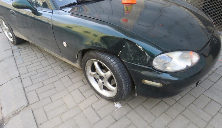 Jednapadesátiletá řidička nedala přednost v křižovatce, druhé auto poslala na chodník