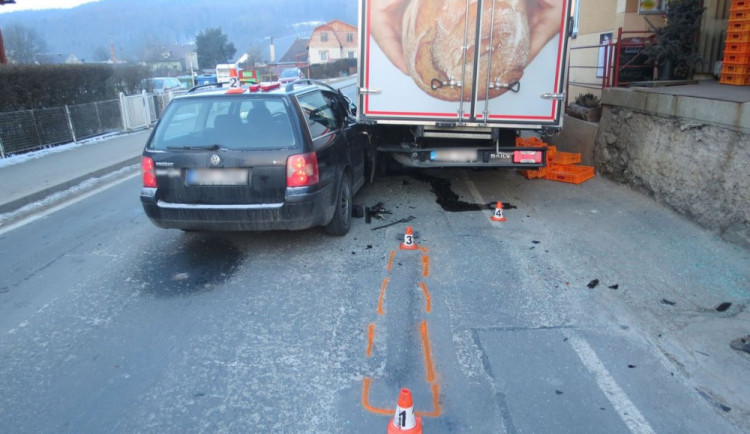Muž vykládal pečivo z dodávky, zezadu do ní narazil projíždějící Volkswagen