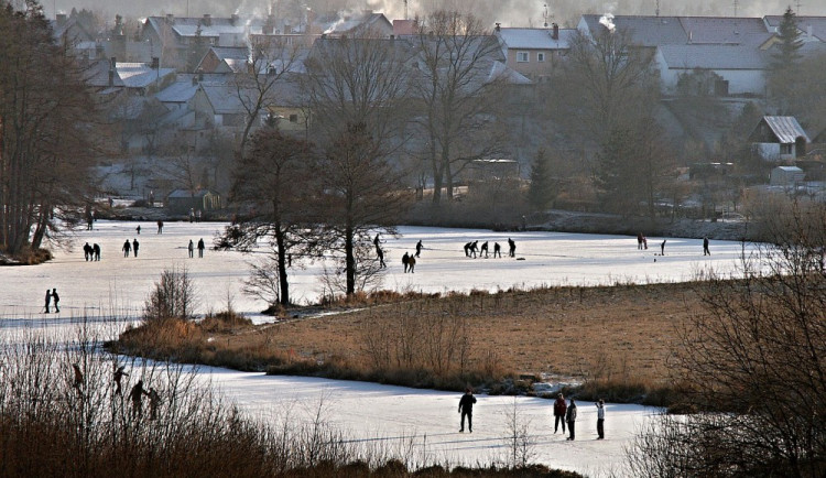 Hasiči upozorňují, že led na plochách v Přerově ještě není vhodný pro bruslení