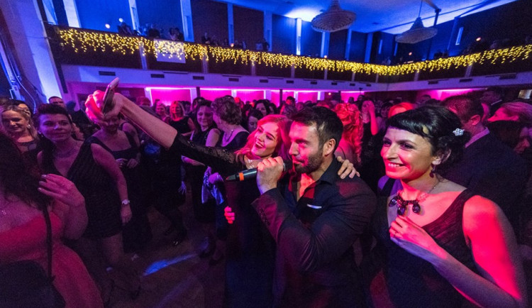 Na Šumperském plese v britském stylu bavil Václav Noid Bárta nebo Michal Hrůza