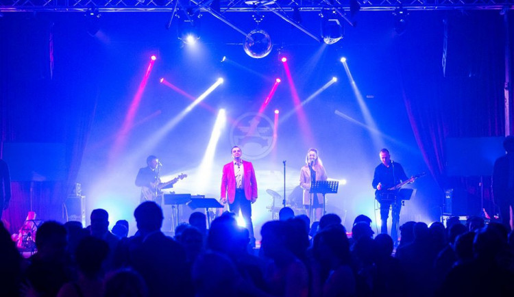 Uničovský ples rozzářila pravá britská atmosféra