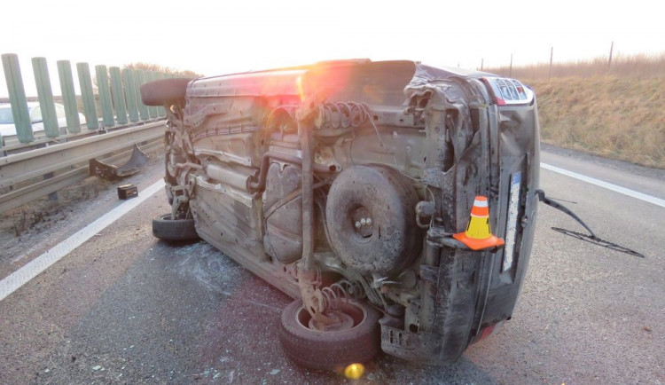 Řidička na dálnici ladila rádio, skončila zraněná v převráceném autě