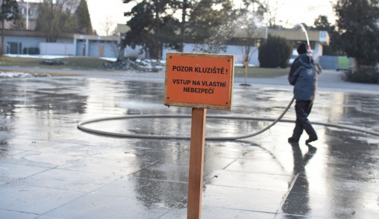 Kluziště na Floře se nedaří udržet, bruslaři musí počkat do příští zimy