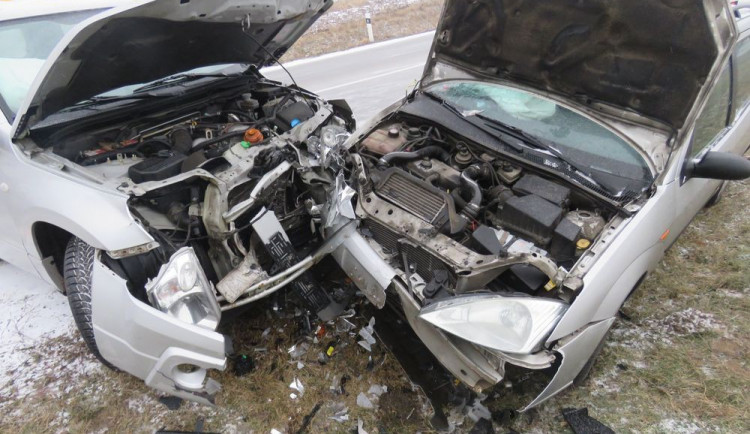 Pětadvacetiletý řidič čelně narazil do protijedoucího auta. Seniorka, která v něm seděla, je v nemocnici