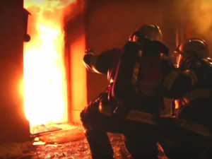 VIDEO: Dva lidé se zranili při požáru domu v Jívové na Olomoucku