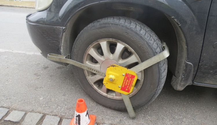 Řidič nevěnoval pozornost botičce připevněné na kole svého auta a s vozidlem se rozjel