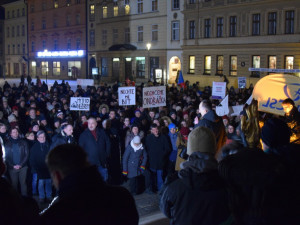 FOTO: Asi tisícovka lidí protestovala v Olomouci proti Babišovi i "komunistické mlátičce" Ondráčkovi