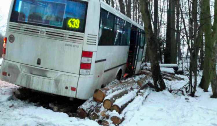 U Laškova se na zledovatělé cestě střetl autobus s dodávkou. Cestující zůstali v autobusu uvězněni
