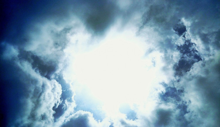 POČASÍ NA PÁTEK: Ráno místy déšť, ale během dne se postupně vyjasní