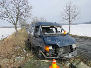 Mladík se dostatečně nevěnoval řízení a narazil autem do kříže u cesty