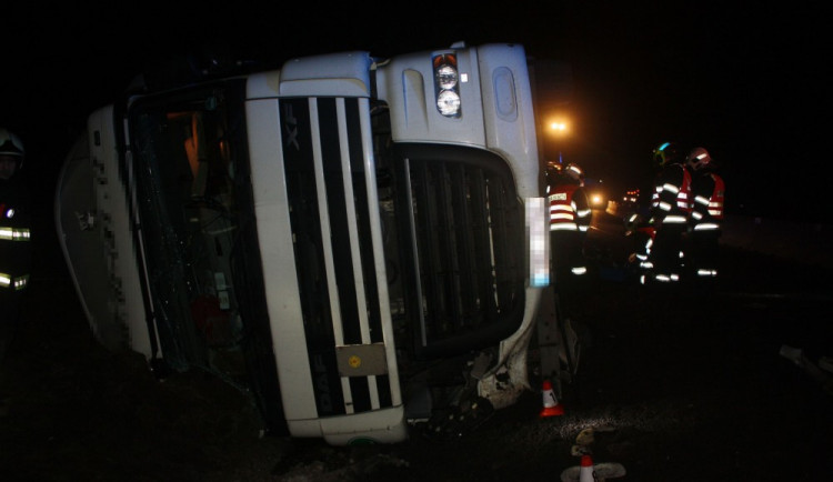 Převrácený kamion komplikuje dopravu u kruháče u Globusu