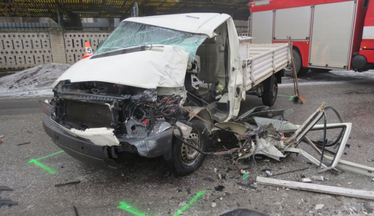 Řidič se ve svém autě vyhýbal chodci na silnici a srazil se s protijedoucím vozidlem. Došlo ke zranění