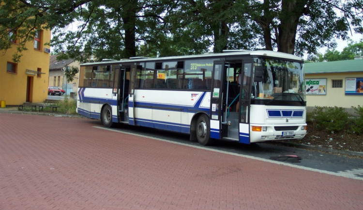 Opilý muž spadl ze sedadla v autobuse. Musel být převezen do nemocnice