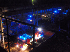 Plameny pohltily kabinu mostového jeřábu, hasiči museli použít speciální techniku