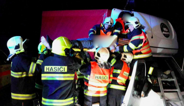 Hasiči zasahovali u vážné nehody náklaďáku, zranily se tři osoby. Jednu z nich museli z kabiny hasiči vyprostit
