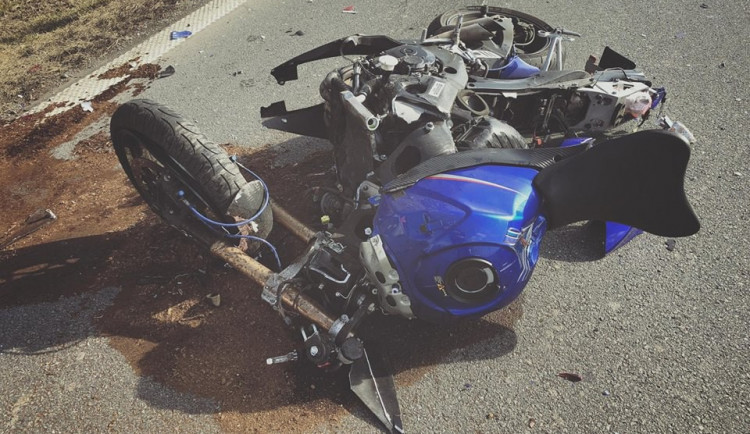 FOTO: Motorkář skončil v nemocnici po srážce s autem mezi Olomoucí a Šternberkem
