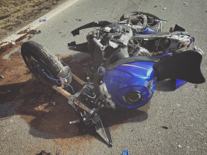 FOTO: Motorkář skončil v nemocnici po srážce s autem mezi Olomoucí a Šternberkem