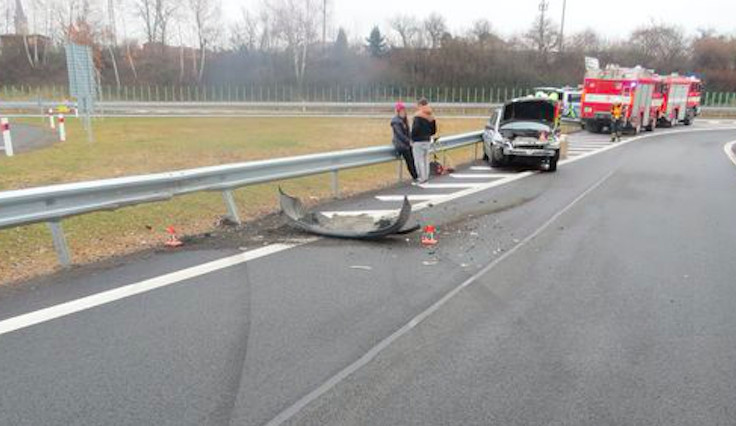Osmnáctiletá řidička nezvládla zatáčku, po smyku skončila ve svodidlech