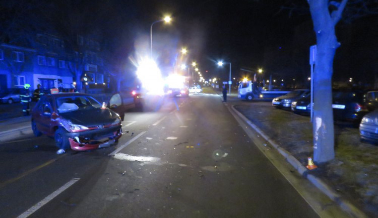 Mladý řidič dostal ve městě za volantem mikrospánek, auto zastavilo až o strom u silnice