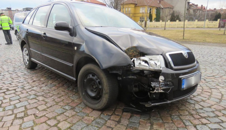 Opilý řidič boural a poté jel ještě šest kilometrů do města. Po probuzení se ke všemu přiznal policii