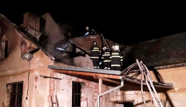 Hasiči v noci likvidovali požár hospodářského objektu, škoda se vyšplhala na půl milionu