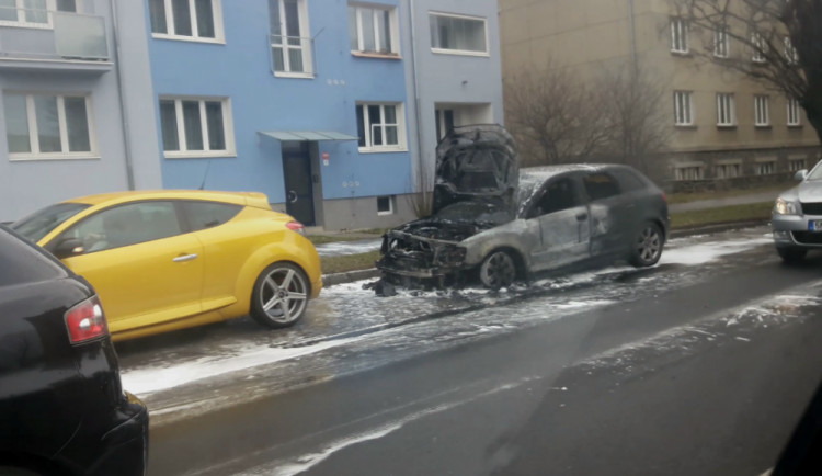 VIDEO: Auto na Foerstrově ulici v Olomouci hořelo kvůli technické závadě