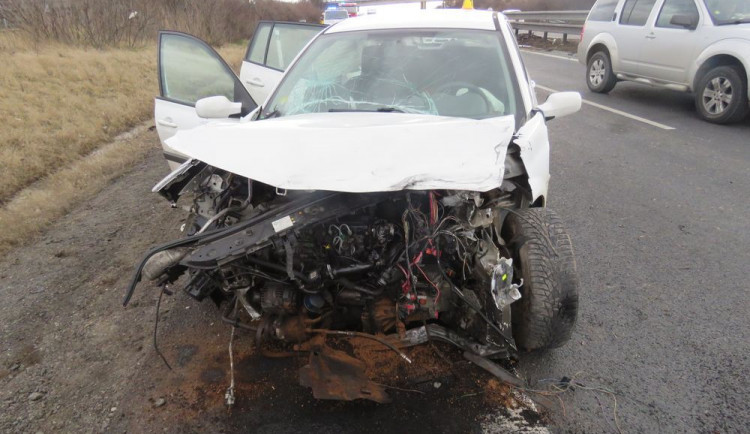 FOTO: Devětašedesátiletý řidič boural na dálnici, usnul za volantem