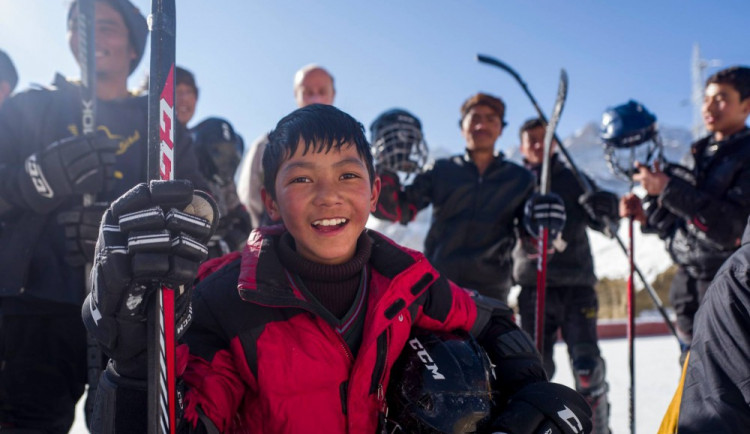 VIDEO: Olomoučtí Brontosauři učí děti v Tibetu hrát hokej