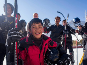 VIDEO: Olomoučtí Brontosauři učí děti v Tibetu hrát hokej