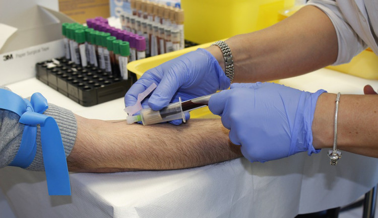 V Česku ubývá dárců krve, lidé raději chodí dávat plazmu za peníze