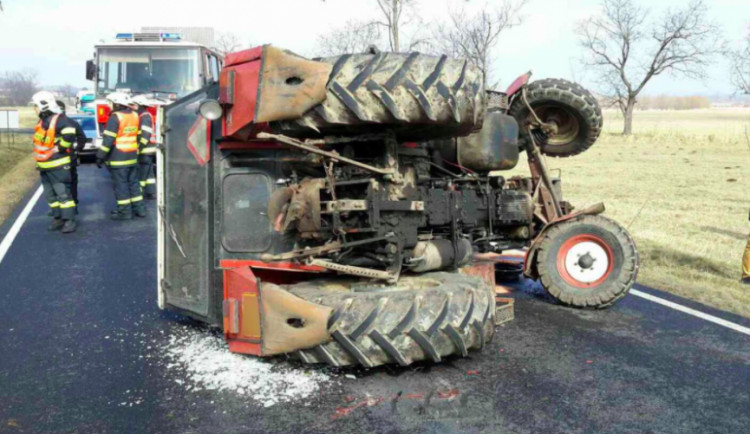 Hasiči zasahovali u nehody převráceného traktoru, který vezl na přívěsu čtyři býky
