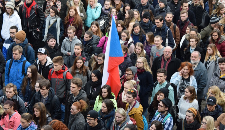 FOTOGALERIE: Studenti v Olomouci demonstrovali za ústavní hodnoty