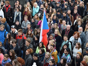 FOTOGALERIE: Studenti v Olomouci demonstrovali za ústavní hodnoty