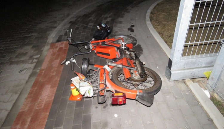 FOTO: Muž na babetě boural v Olomouci a těžce se zranil, policie hledá svědky nehody